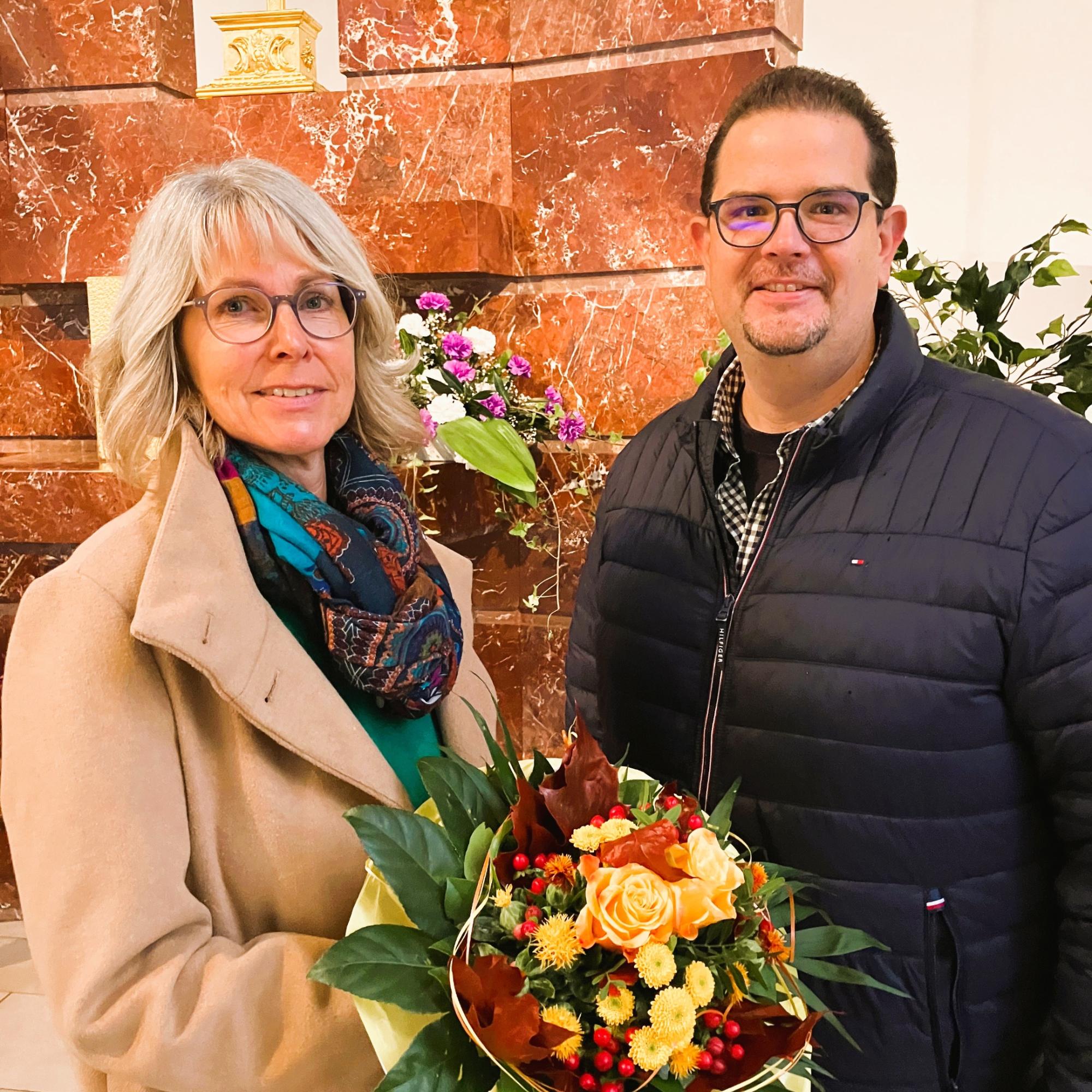Mit Blumen begrüßt wurde Kerstin Trumpfheller an ihrem ersten Arbeitstag von Verwaltungsleiter Matthias Kusch