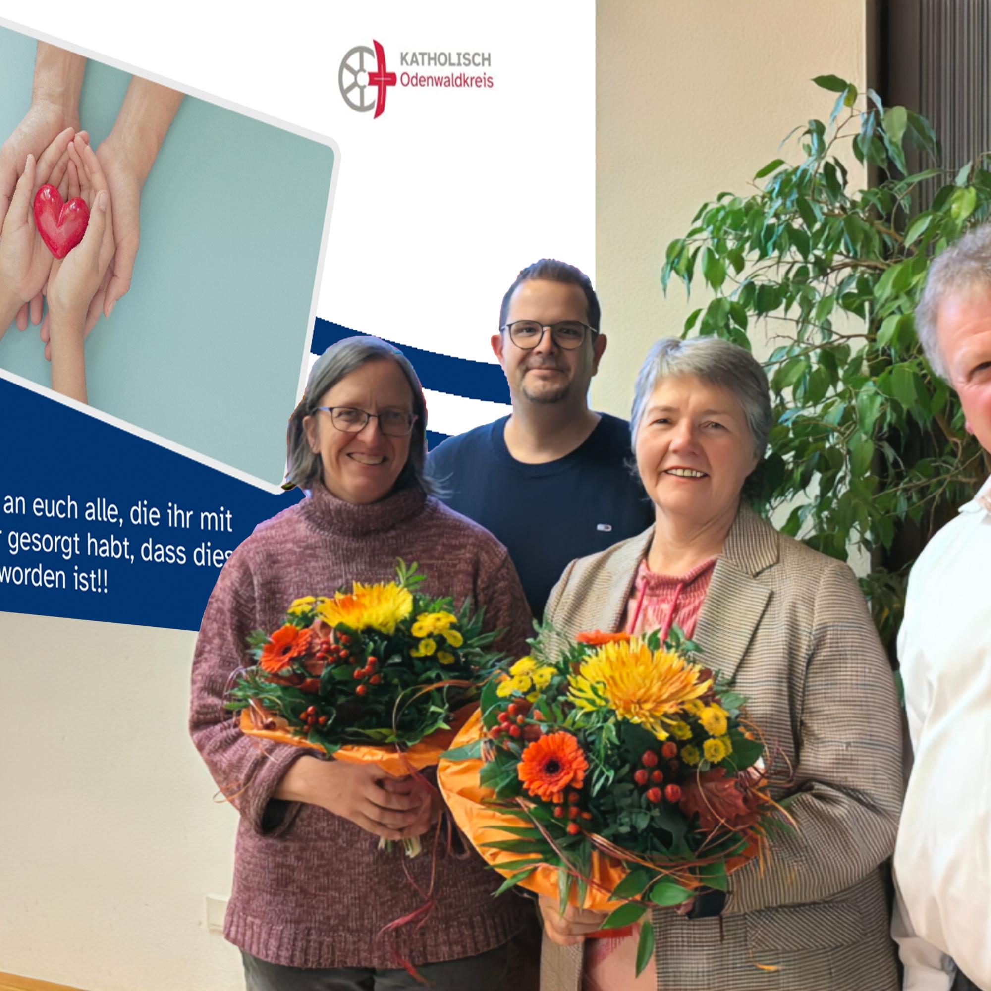 Vor einem Symbolbild der Wertschätzung für alle Engagierten auf dem Weg zur neuen Pfarrei verabschieden Pfarrer Harald Poggel (v.r.) und Verwaltungsleiter Matthias Kusch Christel Keller (2.v.r.) und Anja Encarnacao, die zum Jahresende aus dem Verwaltungsteam ausscheiden.