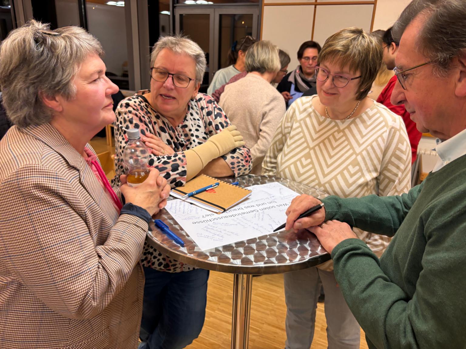 Zeitung 2In kleinen Runden wurde sich über die Zukunft in der neuen Pfarrei Gedanken gemacht. Hier sprechen (v.l.) Christel Keller, Rita Germann, Annette Bothe und Erich Petersik über das Thema: Was sollen Gemeindeausschüsse tun und was brauchen sie? (c) Volkmar Raabe