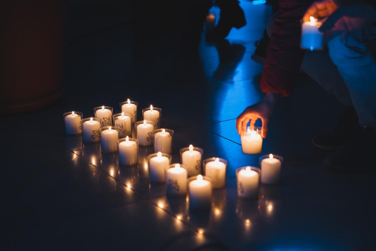 Kerzen zum Gedenken und für den Frieden (c) Sebastian Strauch / pixabay.com