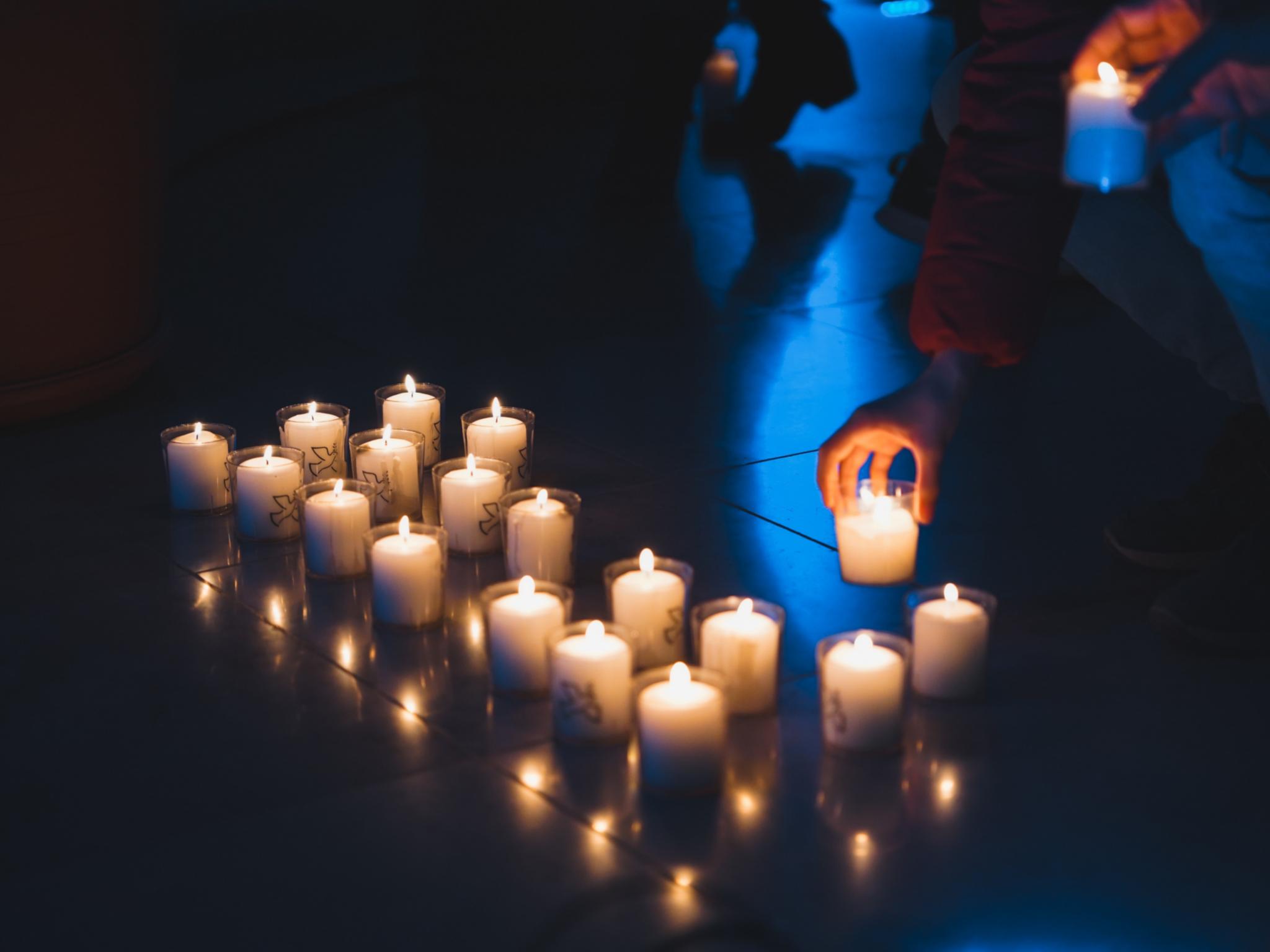 Kerzen zum Gedenken und für den Frieden