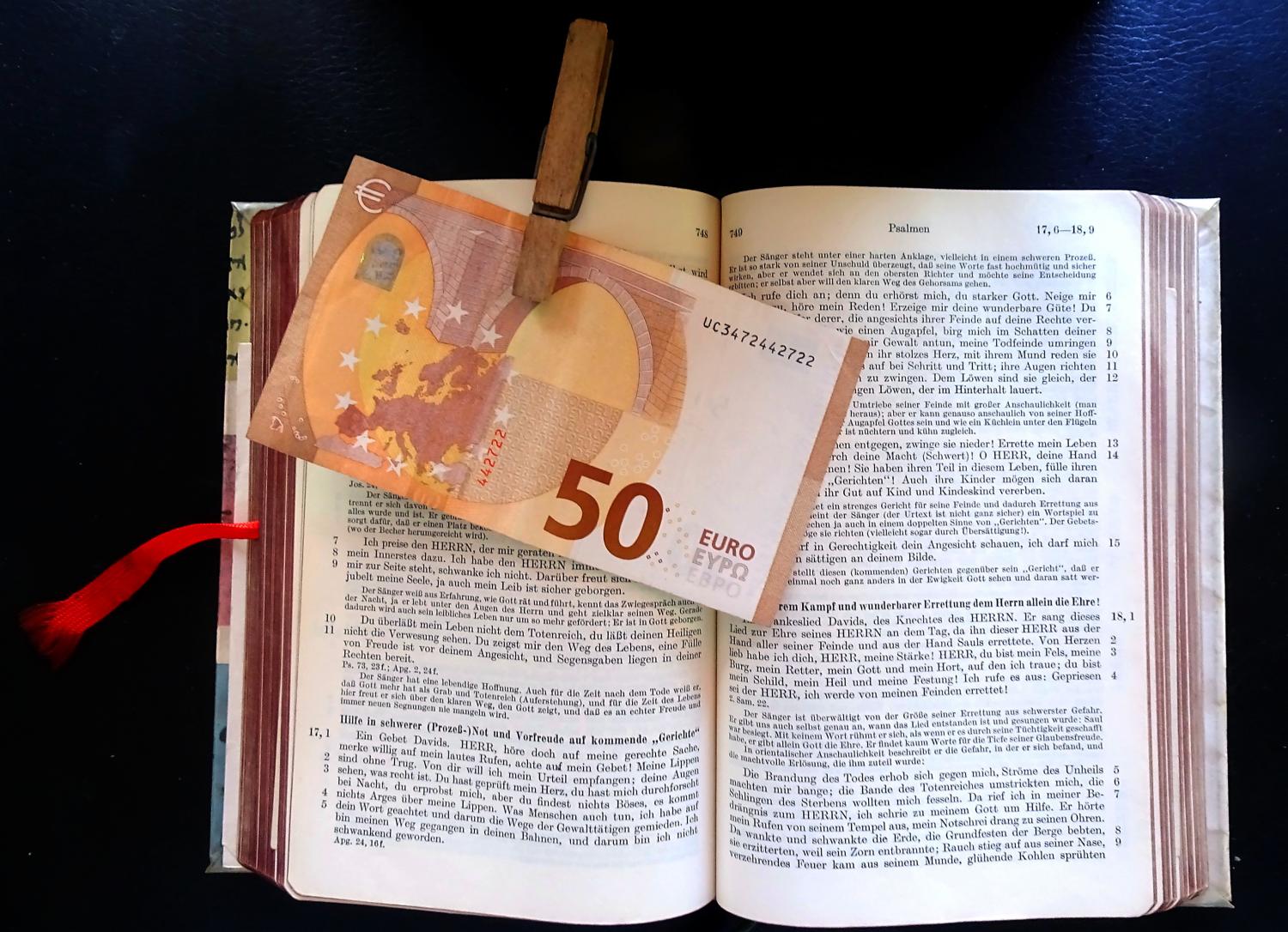 Bibel Entscheidungen Geld Glaube Gott Reichtum Verbindlichkeit (c) Bild: Friedbert Simon In: Pfarrbriefservice.de