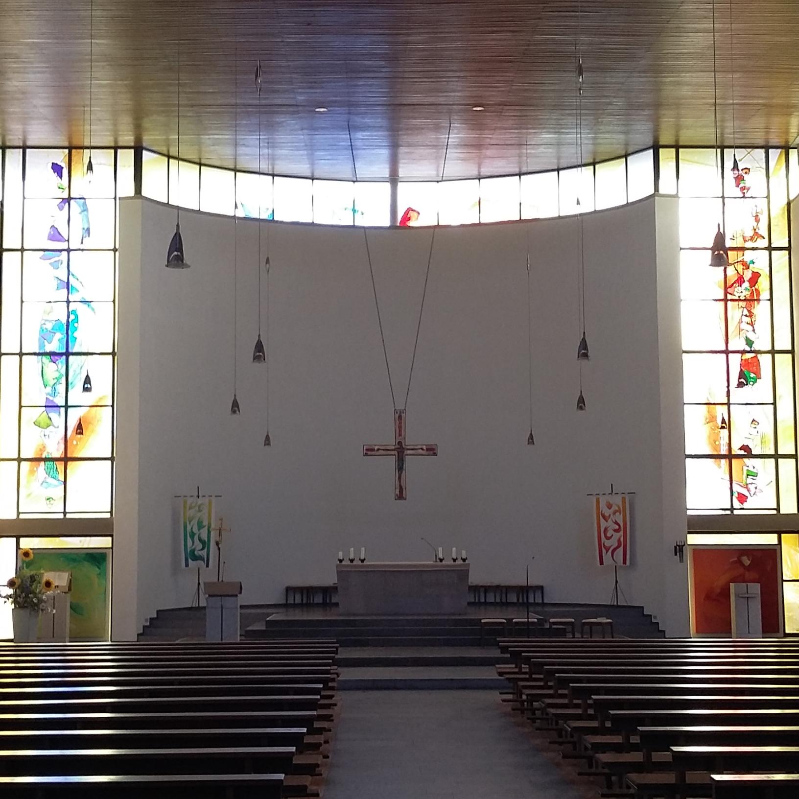 Heilig-Geist-Kirche: Kirchenraum II (c) Webmaster