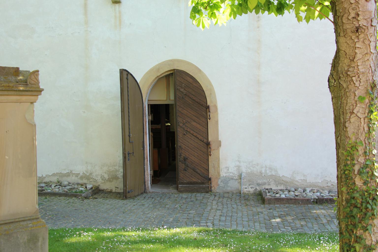Kircheingang Undenheim (c) rüdiger torner