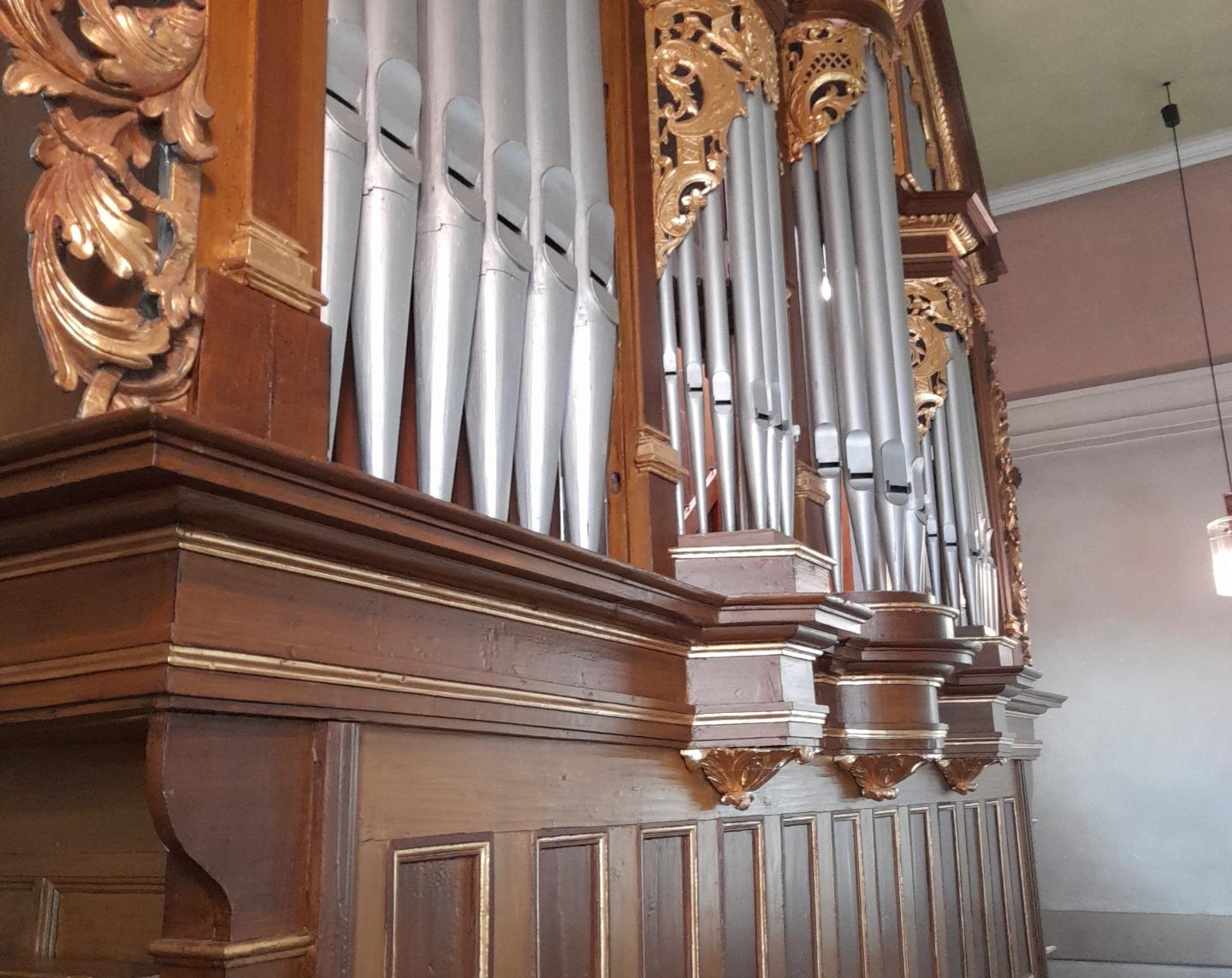 Die Orgel vor der Einhausung