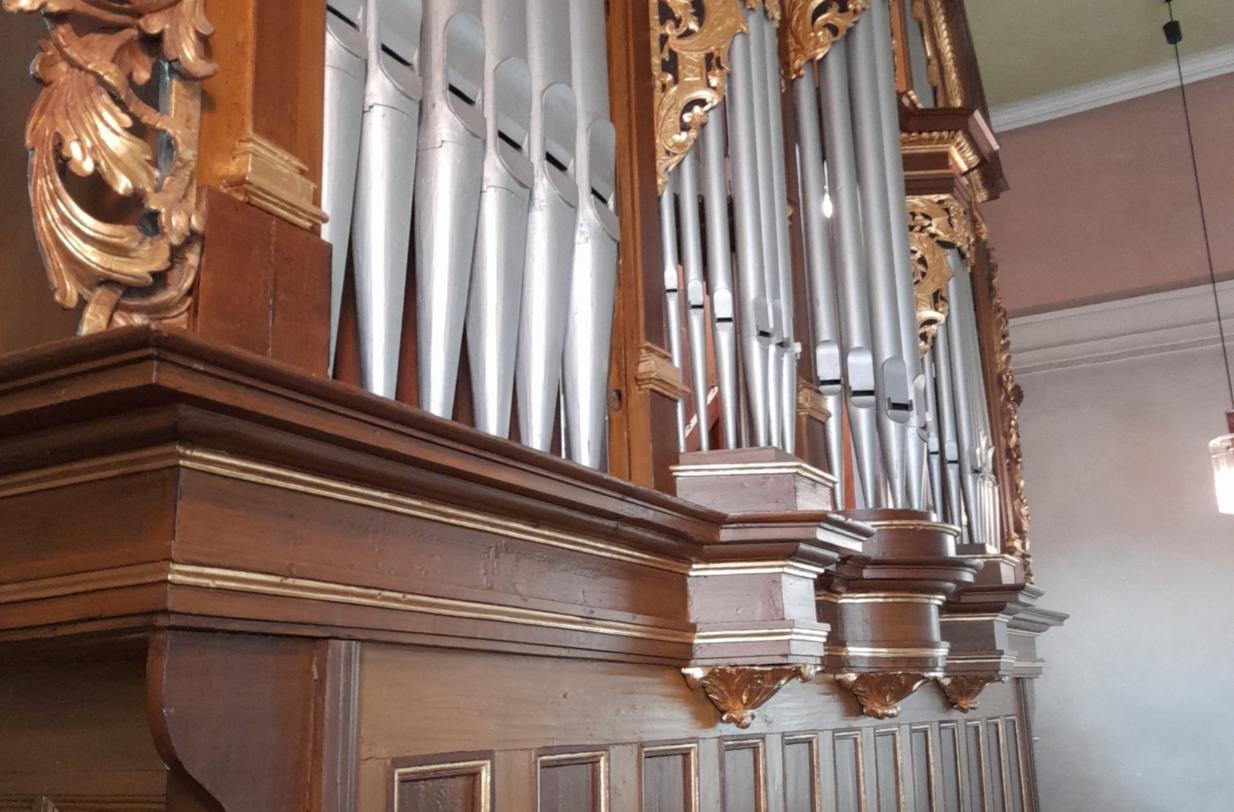 Die Orgel vor der Einhausung