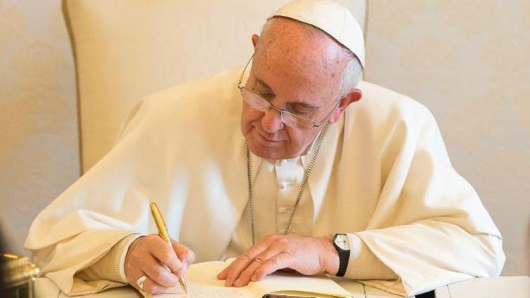 Papst Franziskus unterschreibt ein Dokument  (Vatican Media) (c) Vatikanischer Newsletter 12.02.2020