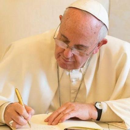 Papst Franziskus unterschreibt ein Dokument  (Vatican Media)