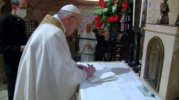 Nach einer Messe in Assisi hat der Papst am Samstag seine neue Enzyklika unterzeichnet (c) Vatikanischer Newsletter 04.10.2020