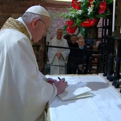 Nach einer Messe in Assisi hat der Papst am Samstag seine neue Enzyklika unterzeichnet