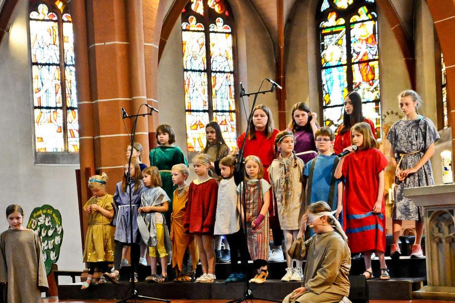 Drei Kinderchöre singen und spielen im Sonntagsgottesdienst bei St. Bonifatius Gießen das Musical »Bartimäus geht ein Licht auf« - und die Besucher sind begeistert.