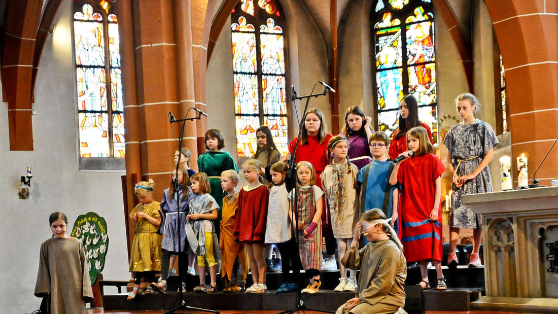 Drei Kinderchöre singen und spielen im Sonntagsgottesdienst bei St. Bonifatius Gießen das Musical »Bartimäus geht ein Licht auf« - und die Besucher sind begeistert. (c) Gießener Anzeiger