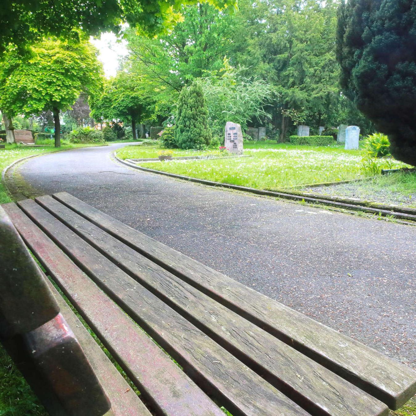 Trauerbank am Neuen Friedhof in Gießen