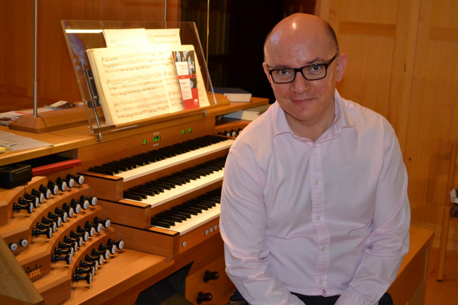 Joseph Nolan aus Perth/Australien an der Eule-Orgel (c) brube