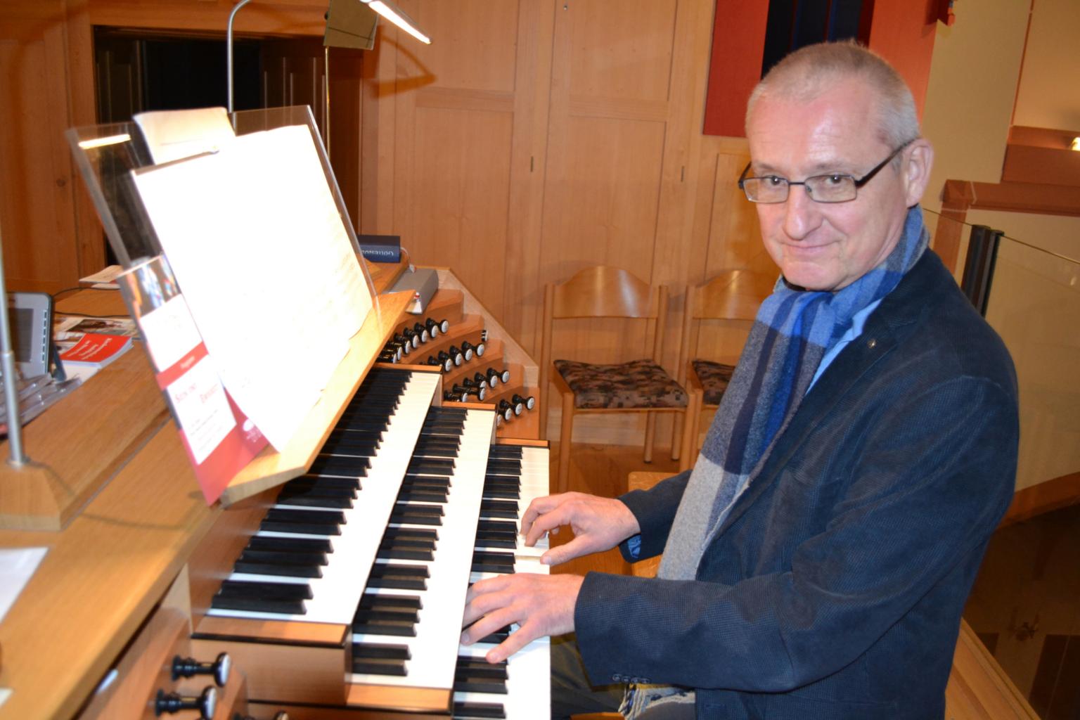 Prof. Hans-Jürgen Kaiser an der Eule-Orgel (c) brube