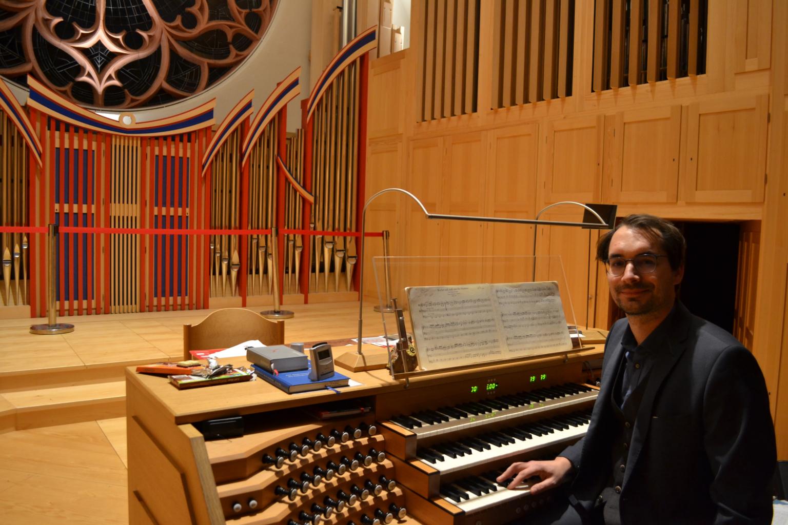 Die Eule-Orgel, am Spieltisch Michael Gilles, Regionalkantor (c) brube