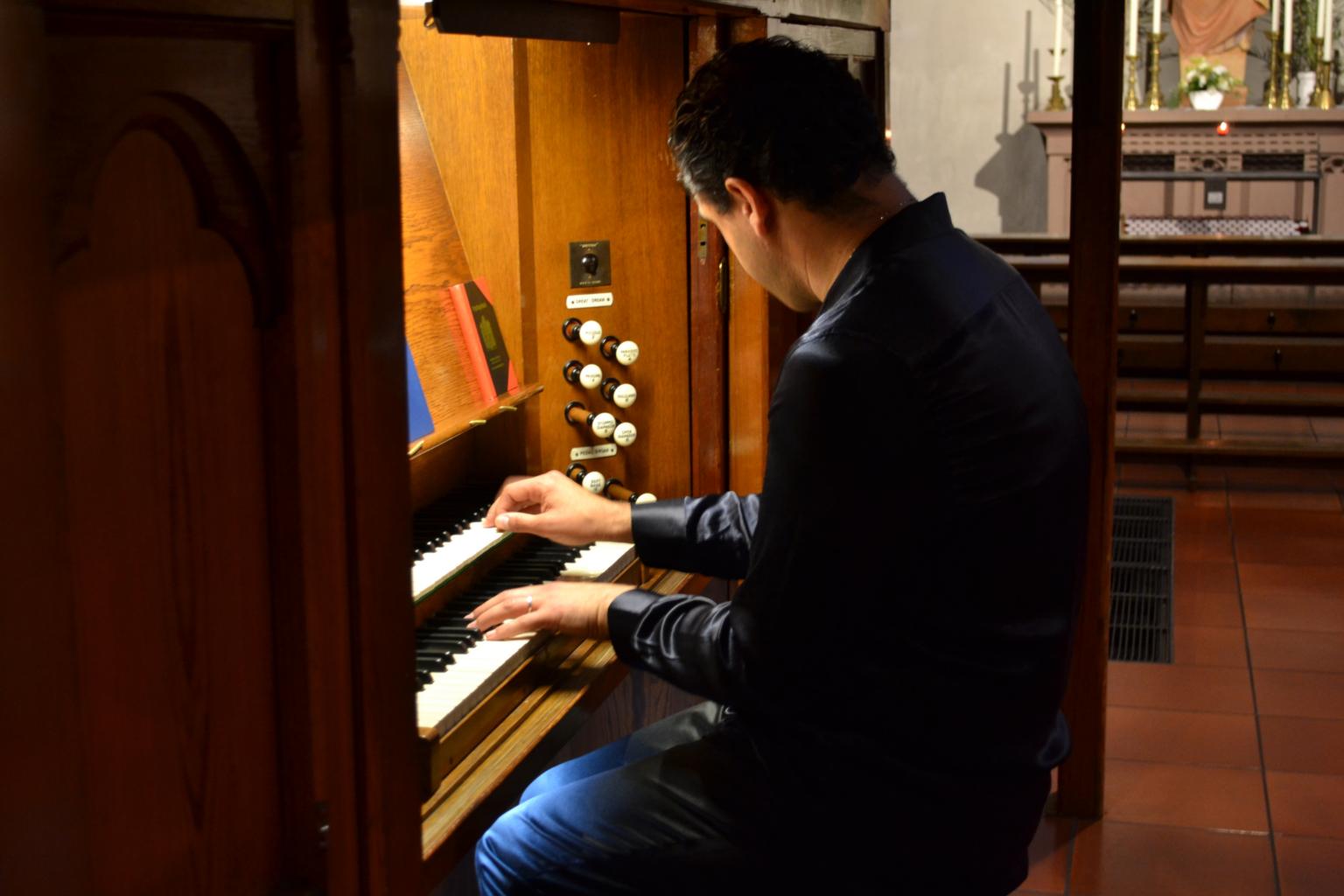Paolo Oreni an der Hopkins-of-York-Orgel (c) brube