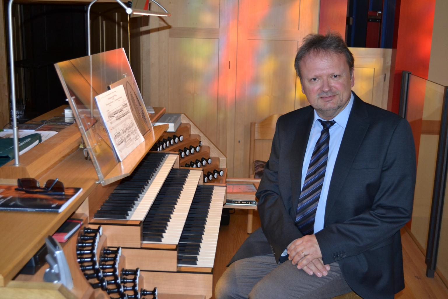 Stephan Rommelspacher an der Eule-Orgel, St. Bonifatius in Gießen (c) brube