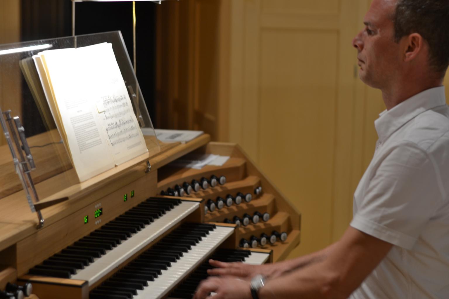 Nicolo Sokoli an der Eule-Orgel am Tag der Orgelweihe am 12.09.2015 (c) brube