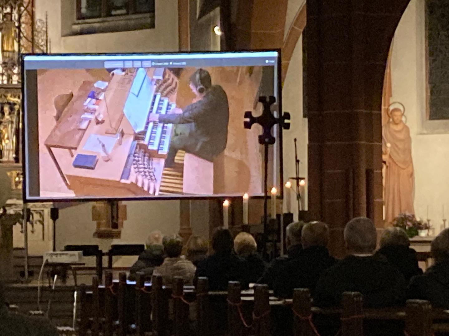 Stefan Viegelahn konnte über die Videoleinwand beim Spiel der Eule-Orgel beobachtet werden (c) brube