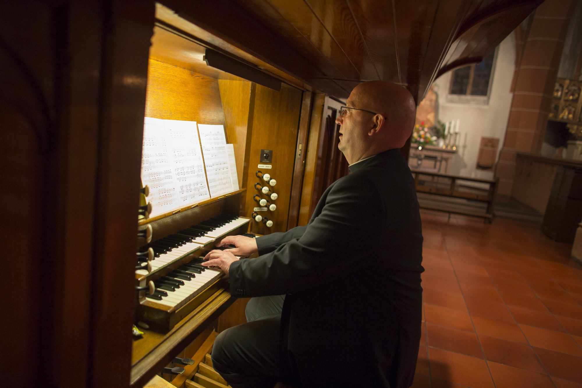 Pfr. Hans-Joachim Wahl an der Hopkins-of-York-Orgel (c) brube