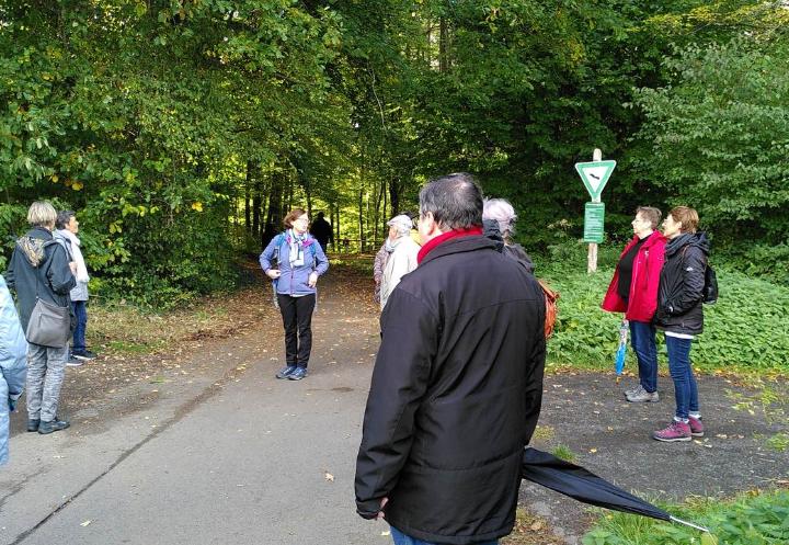 Die Pilgergruppe steht vor dem Eingang zum Wald richtung Gießen. Pfarrerin Schneider gibt Anregungen für den gemeinsamen Pilgerweg.
