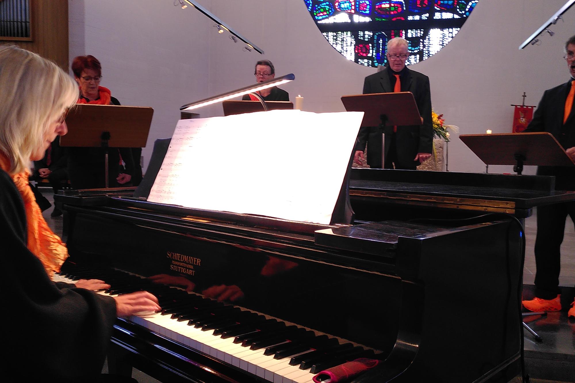 Behutsam und mit viel Gefühl begleitet Kirchenmusikerin Astrid Platen am Flügel das Ensemble 