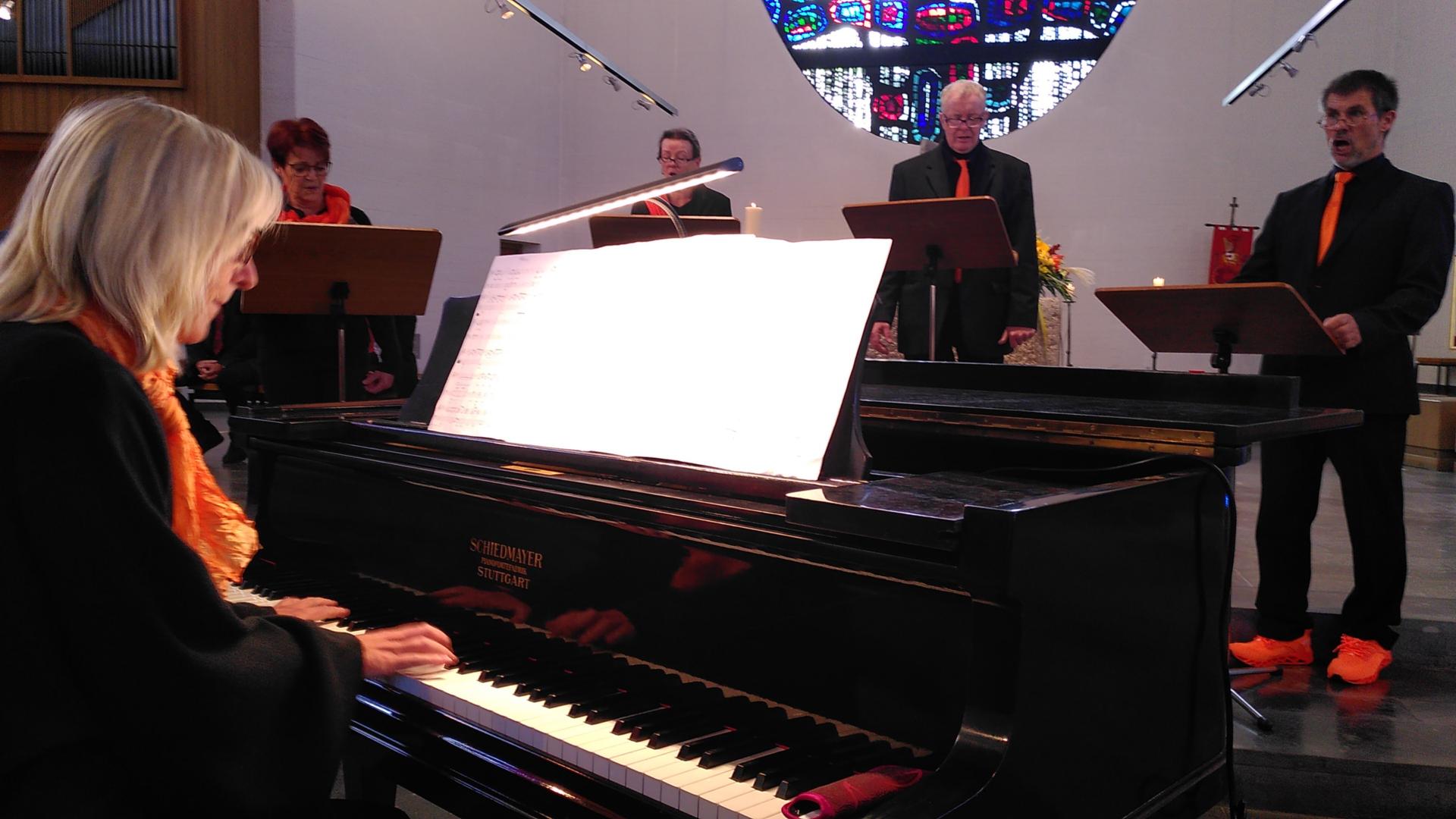 Behutsam und mit viel Gefühl begleitet Kirchenmusikerin Astrid Platen am Flügel das Ensemble 