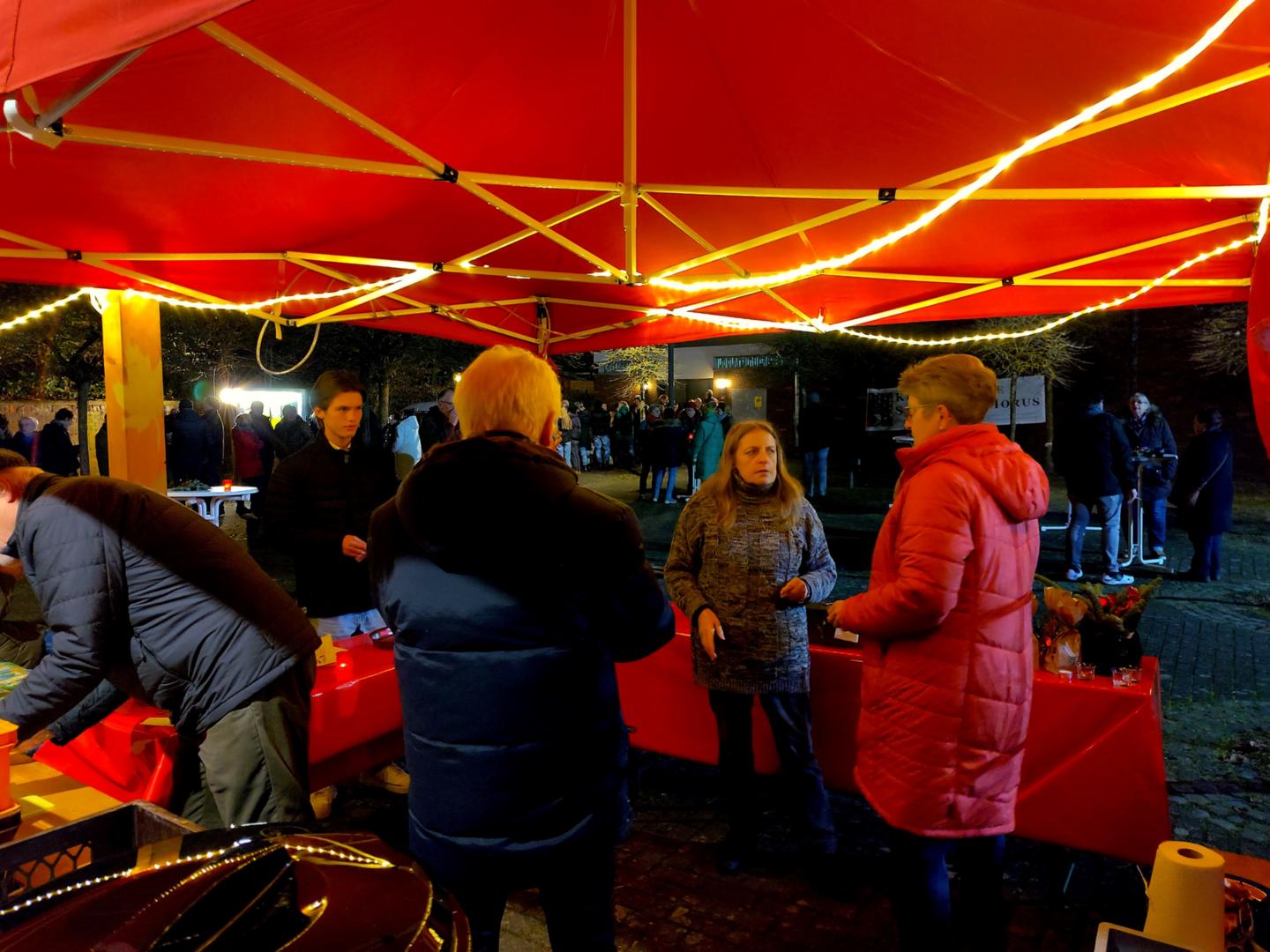 Weihnachtsmarkt im Rahmen des CHORONA Konzerts mit Glühwein und Suppe (c) Förderverein St. Thomas Morus e.V.