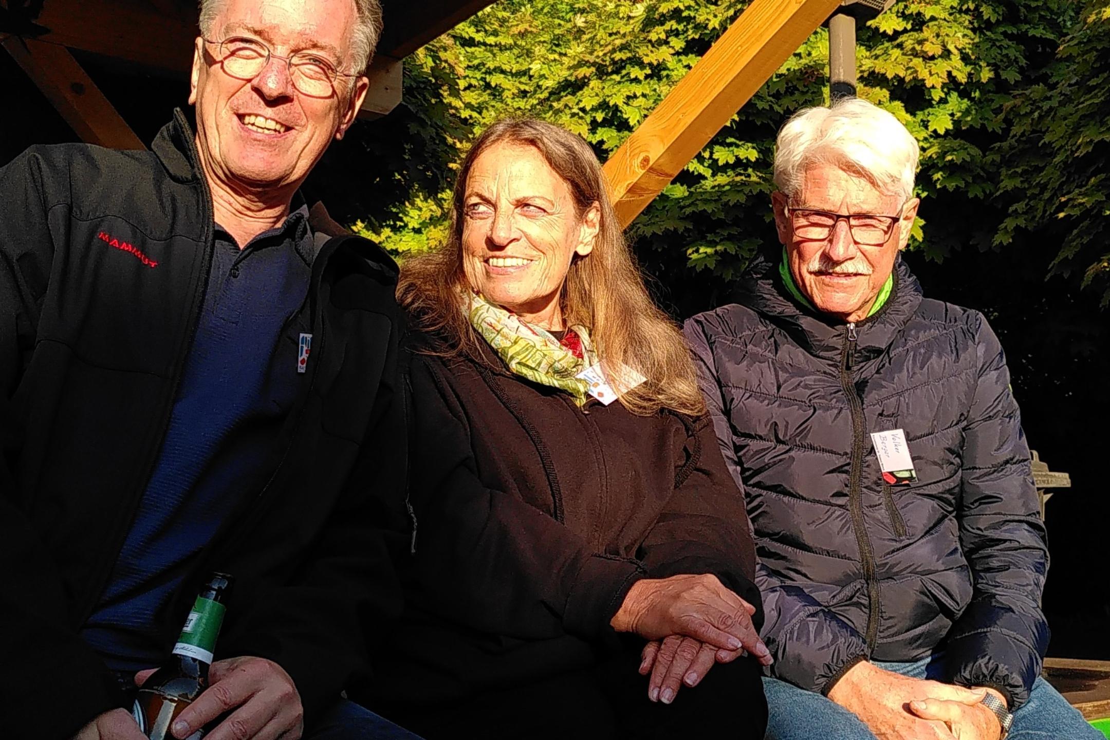 Thomas Münchberg, Ingeborg Stephan-Kesper und Volker Berger genießen die Sonnenstrahlen in einem kurzen Moment der Pause während des Kreisberatungssingen des Sängerkreis Gießen