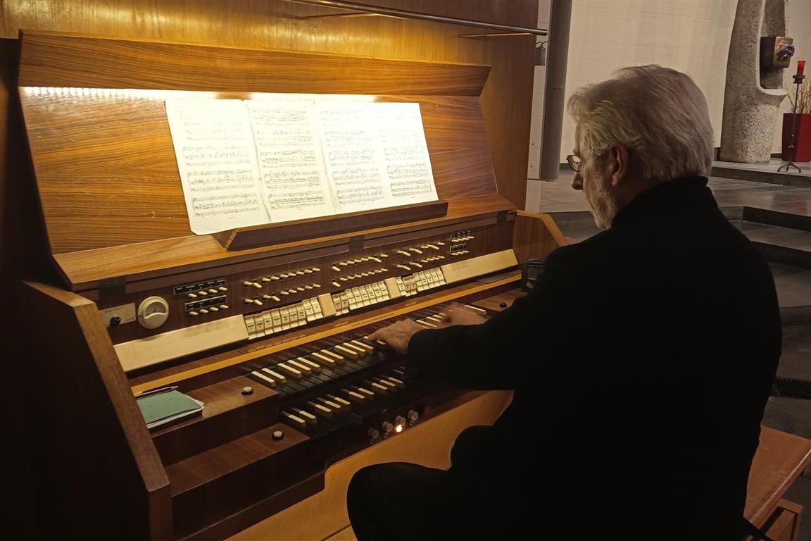 Mag. art. Kantor Michael H. Poths an der Kreienbrink-Orgel in St. Thomas Morus