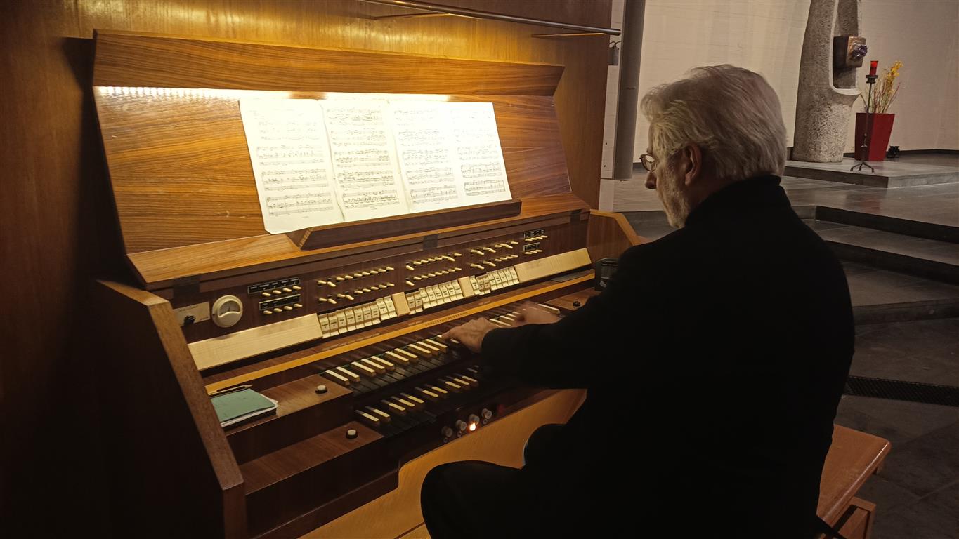 Mag. art. Kantor Michael H. Poths an der Kreienbrink-Orgel in St. Thomas Morus (c) Förderverein St. Thomas Morus e.V.