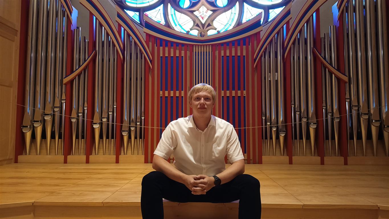 Ein virtuoser Autodidakt: Florian Keßler am 21.11.21 an der Kreienbrink Orgel der Kulturkirche St. Thomas Morus (c) Förderverein Kulturkirche St. Thomas Morus Gießen e.V.