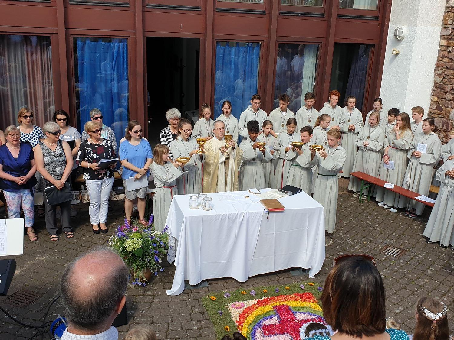 Fronleichnam, 16. Juni 2022 - Eucharistiefeier im Amphitheater und Prozession von der St.-Stephans-Kirche zur Heilig-Kreuz Kirche (c) St. Marien