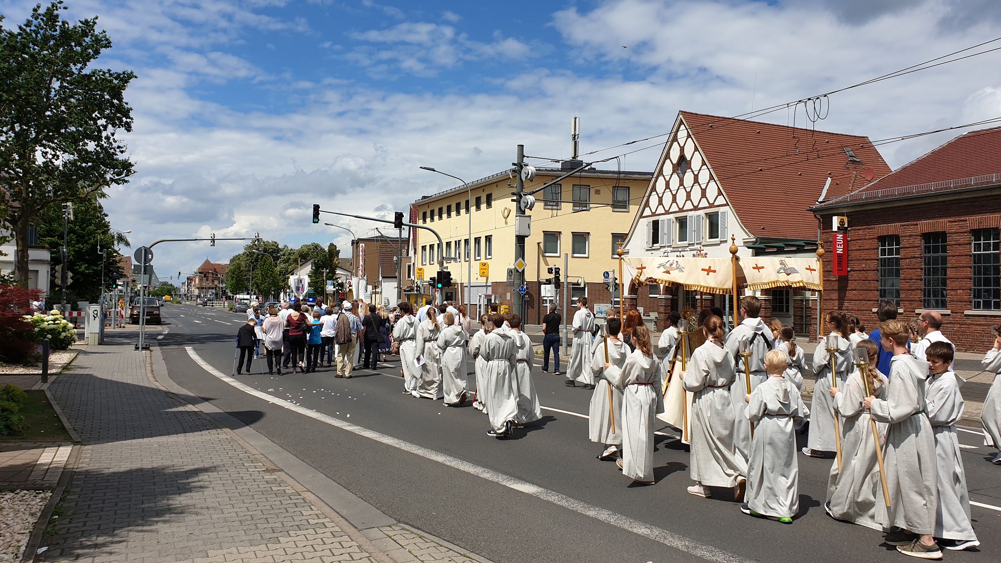 Prozession über die Hauptstraße