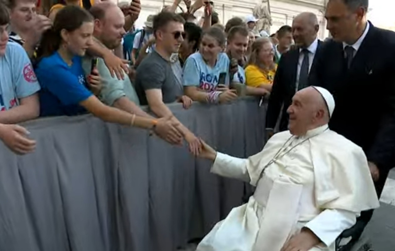 Niklas Matischok und Markus Haneke aus Weiterstadt dürfen den Papst persönlich begrüßen (c) Pastoralraum Da-West