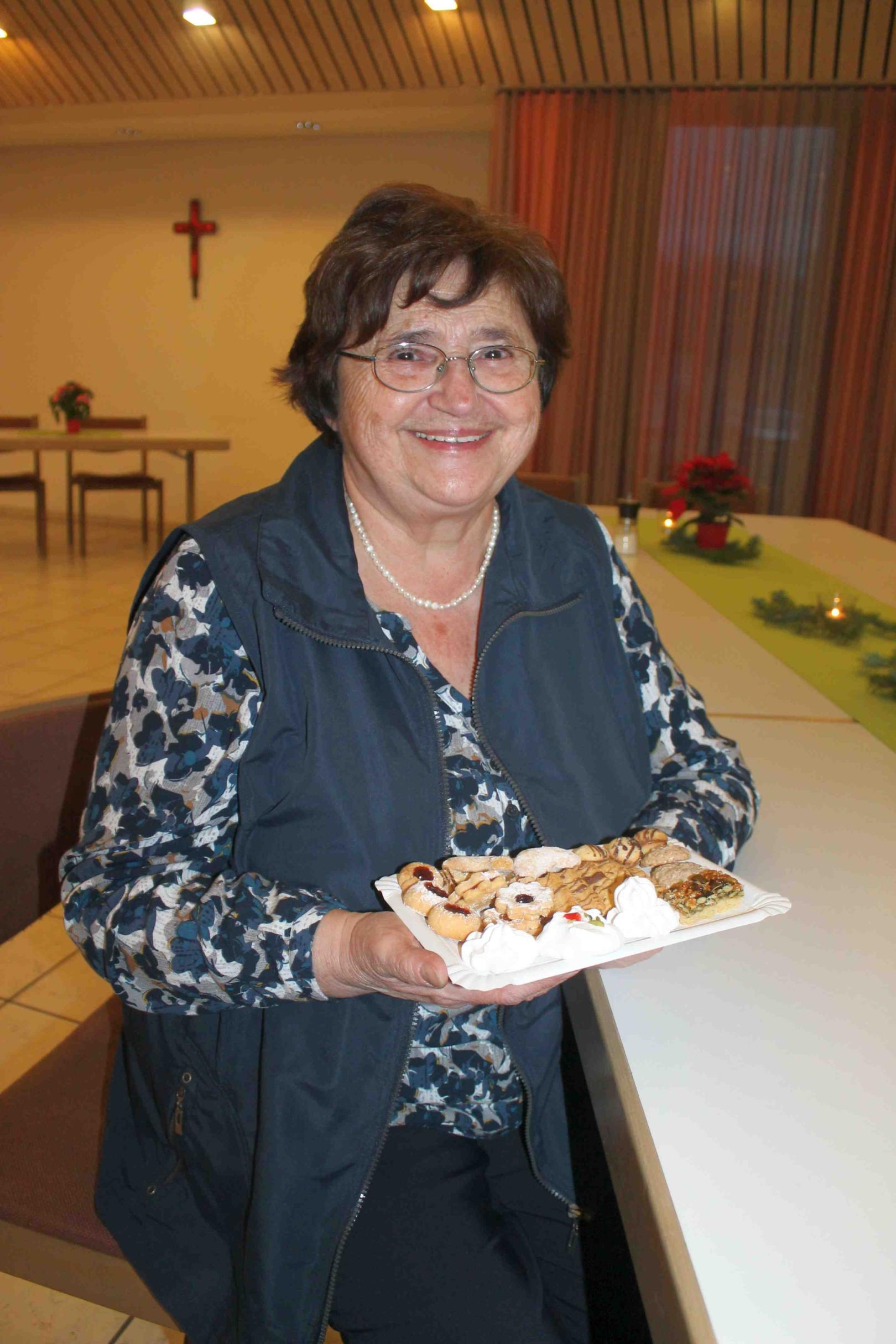 Die Leiterin des Frauenkreises St. Stephan, Anni Keller, freute sich über die gute Resonanz des Adventskaffees (c) Kerstin Maes, Griesheimer Anzeiger