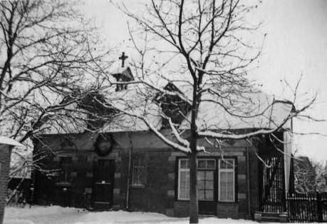 Hl. Kreuz Kapelle und Pfarrsaal im Jahr 1936 (c) St. Marien