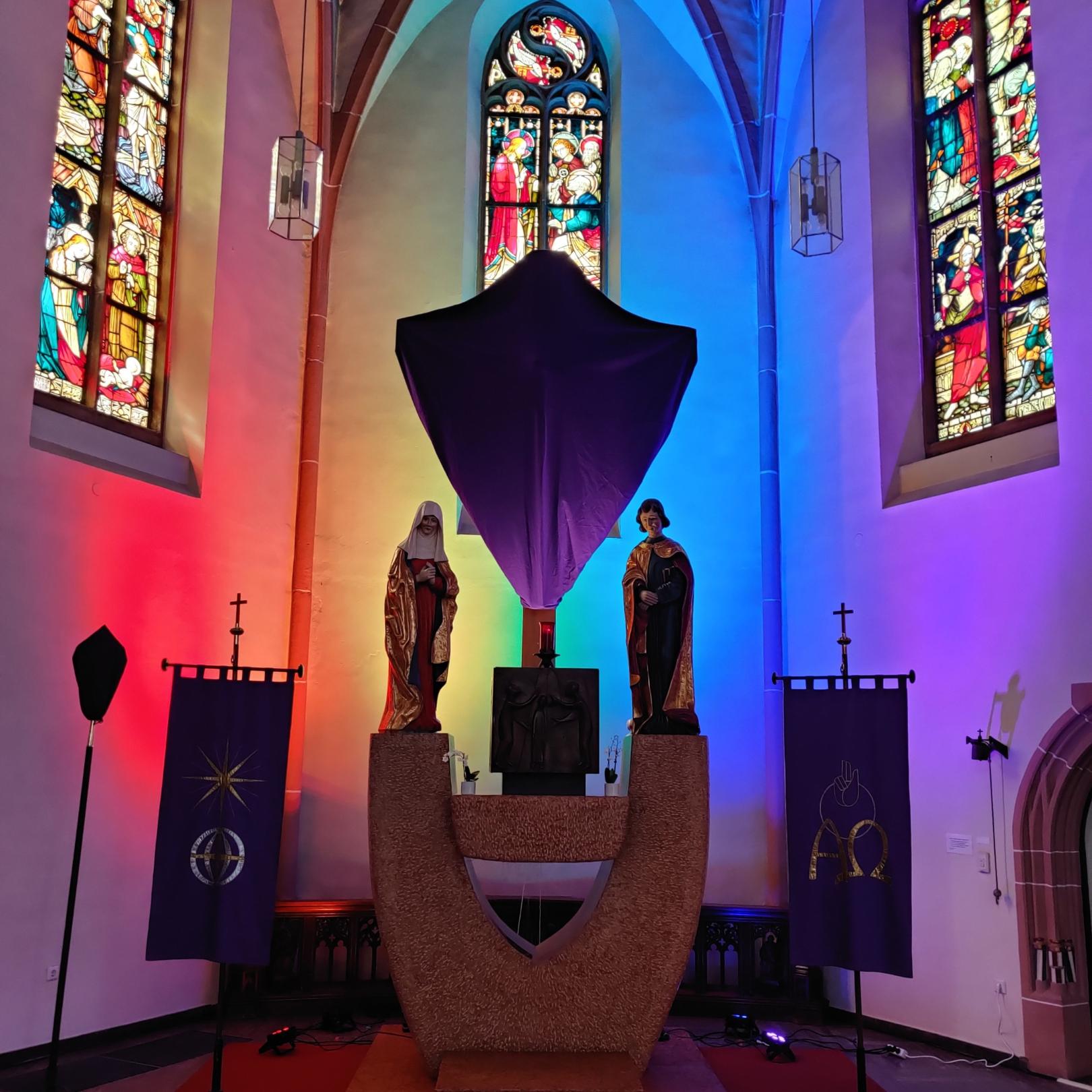 Regenbogenbeleuchtung in unserer Pfarrkirche (c) Pfarrei St. Bartholomäus Groß-Zimmern