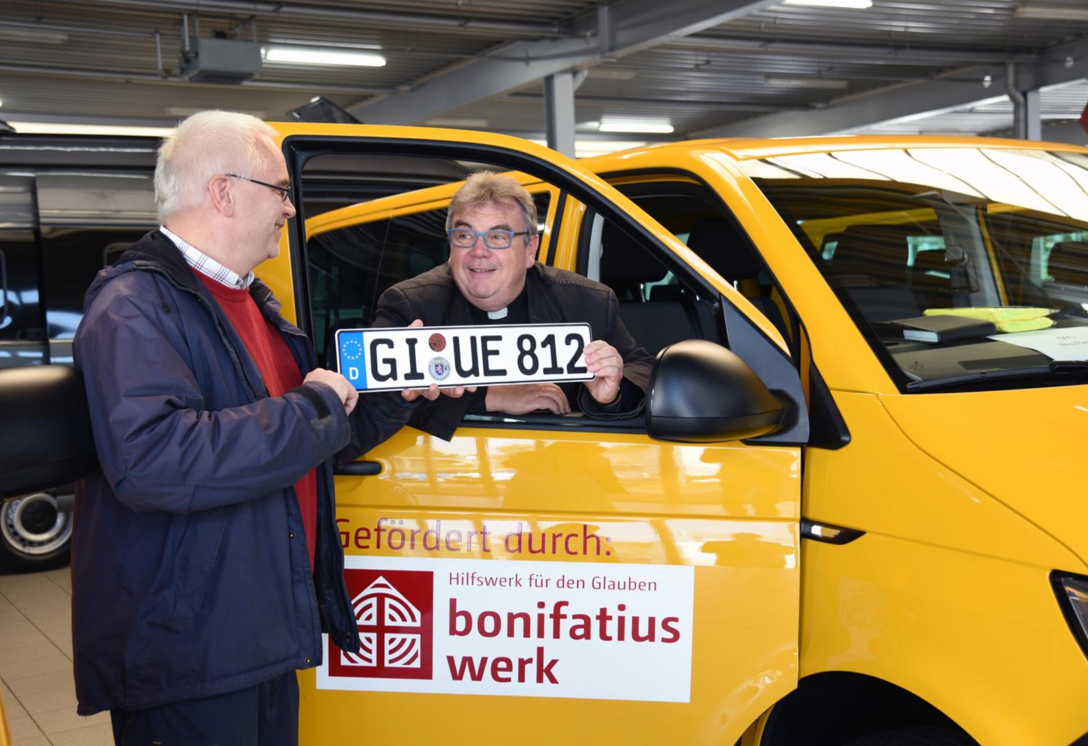 Der neue BONI-Bus für St. Marien in Buseck. Franz Borgmann und Msgr. Georg Austen. (Foto: Sr. Theresita M. Müller)