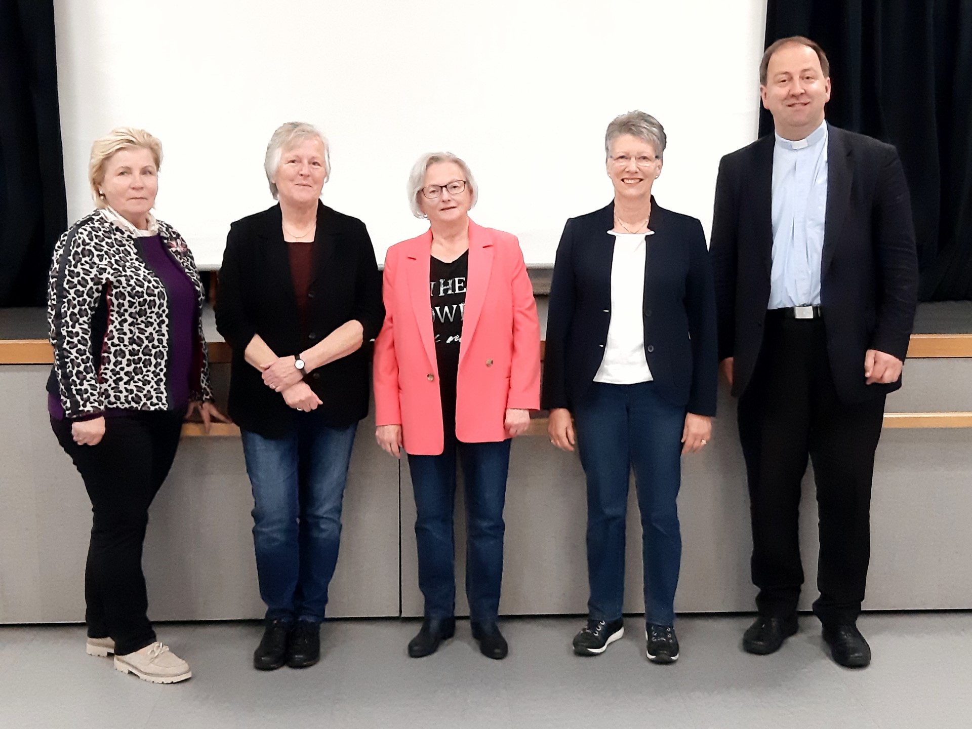 Dem Leitungsteam gehören an: Lydia Germann, Doris Barho, Dagmar Reinl, Hannelore Wiench und Pfr. Szafera als geistlicher Leiter. (c) kfd St. Marien