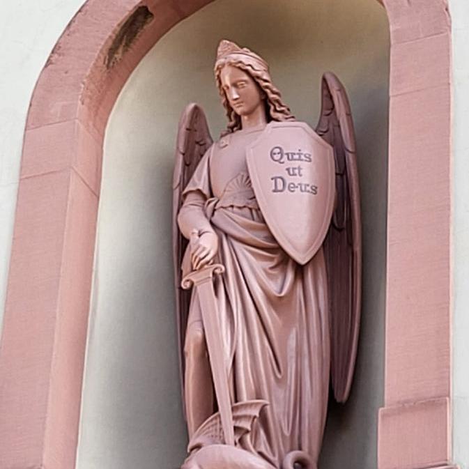 Erzengel Michael über dem Hauptportal der ev. Kirche in Hackenheim (c) Carmen Franzmann