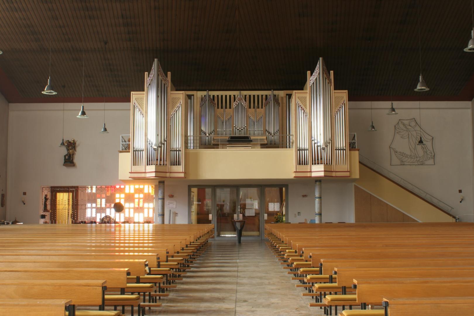Empore und Orgel über dem Haupteingang