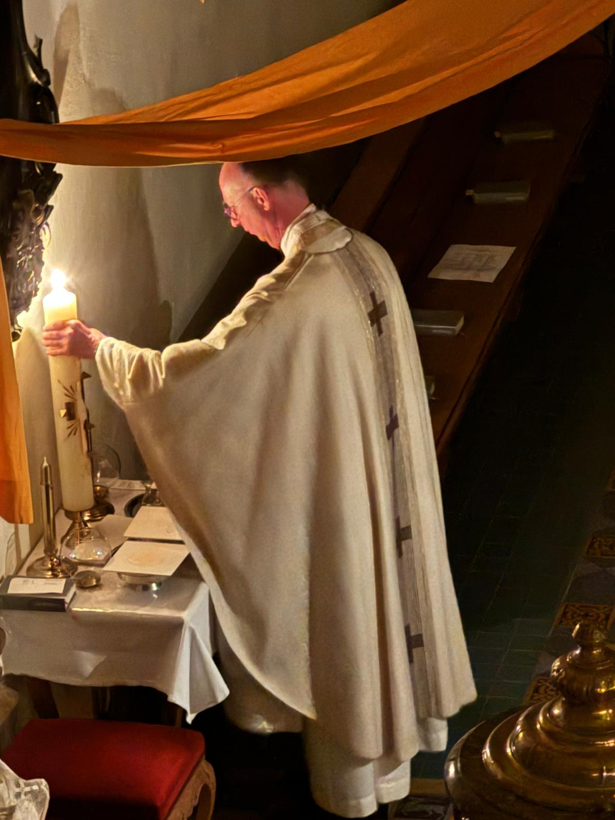 Pfarrer Hüsemann segnet die Osterkerze (c) Christiane Reuter