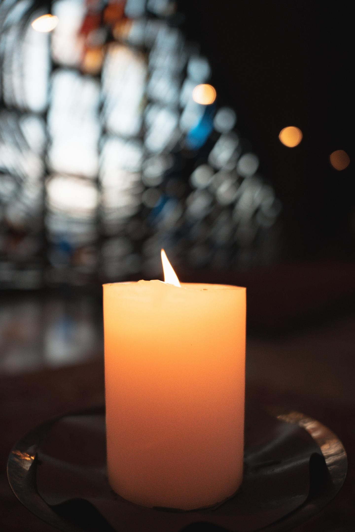 Vier Kerzen im Advent die erste Kerze brennt! Katholische Kirche in