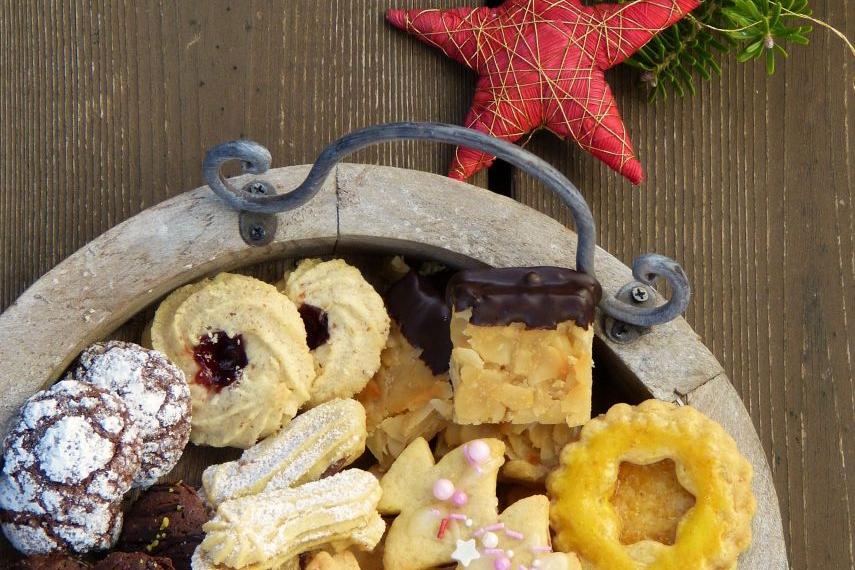 christmas-cookies-2975570__by_silviarita_pixabay_pfarrbriefservice_1