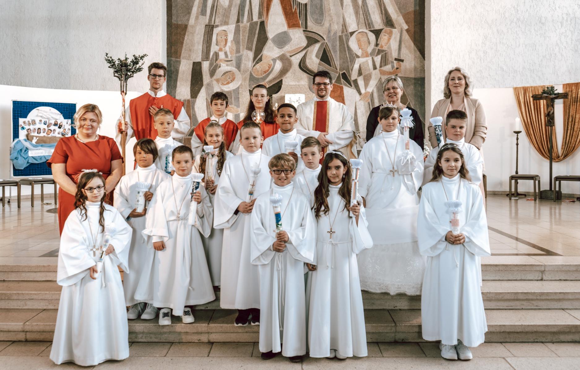 Die Gruppe der Erstkommunionkinder 2024 in Lich mit den Katechetinnen (c) St. Paulus und St. Andreas Lich