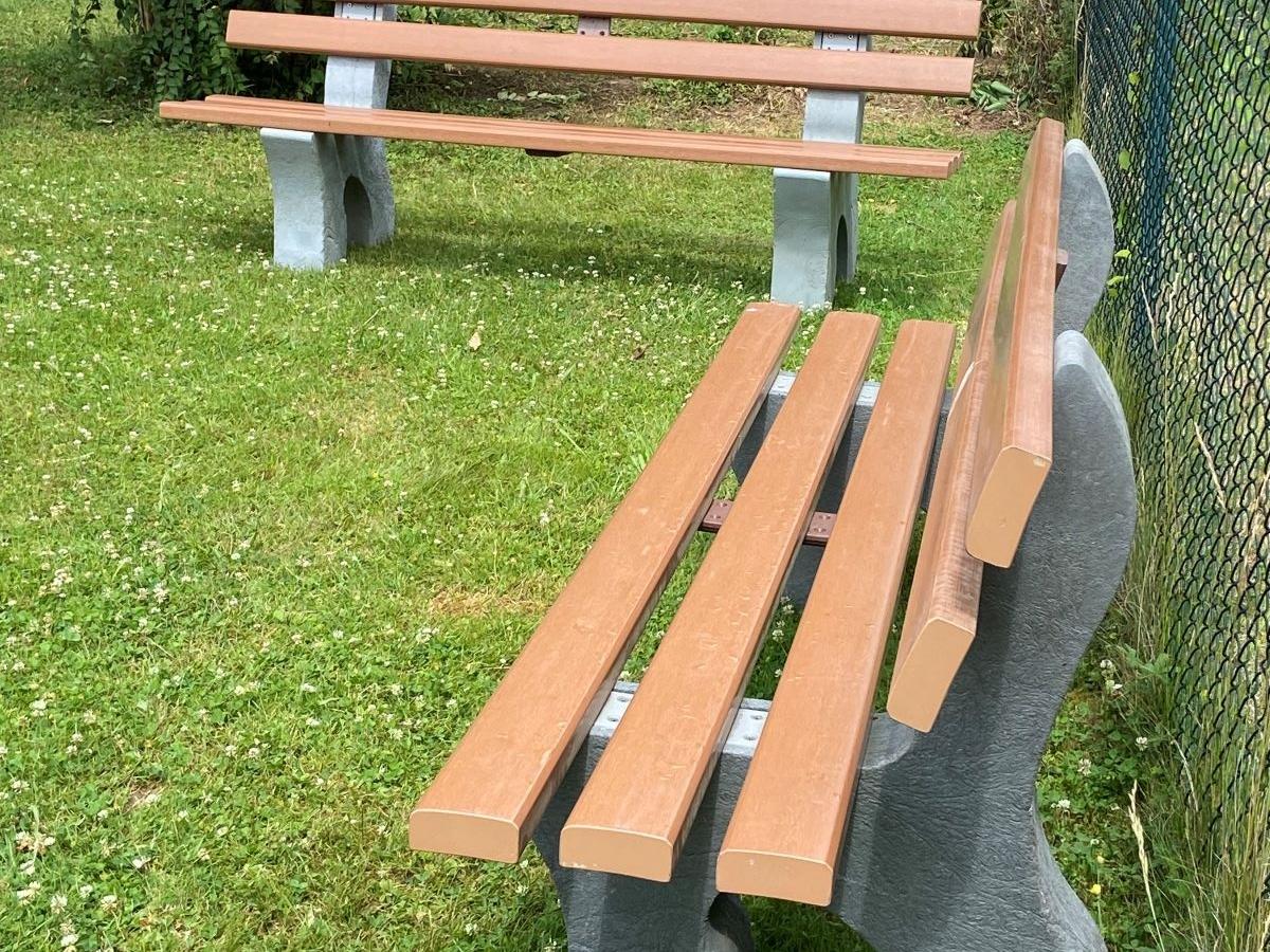 Die beiden neuen Bänke im Hungener Pfarrgarten