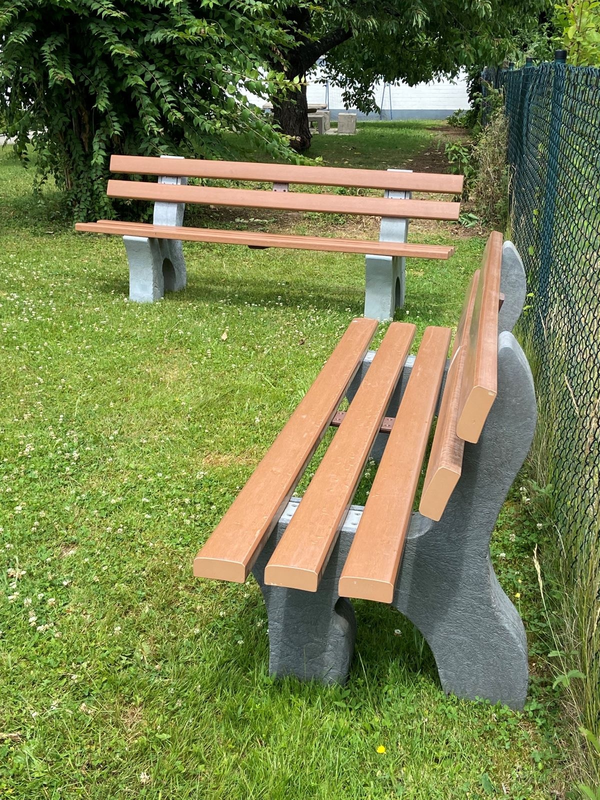 Die beiden neuen Bänke im Hungener Pfarrgarten (c) Pfarrei St. Paulus und St. Andreas