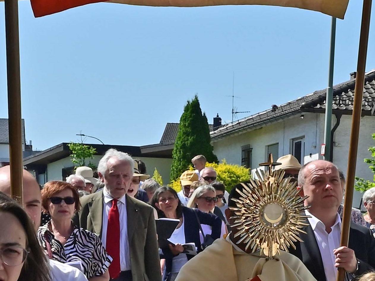 Die Prozession durch die Hungener Straßen